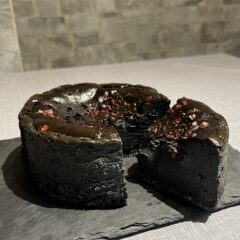 「真っ黒な衝撃！ロンドーネの黒ゴマ×竹炭バスクチーズケーキ」