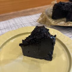 和スイーツで差をつける！母の日にぴったりの黒ゴマバスクチーズケーキ