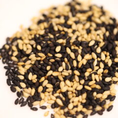 ゴマを食べ過ぎることで起こる身体の異変は？リスクや注意点を解説