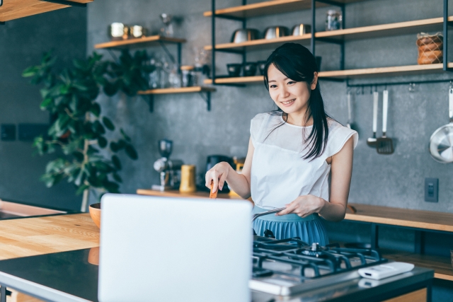 オンライン料理教室を学ぶ女性