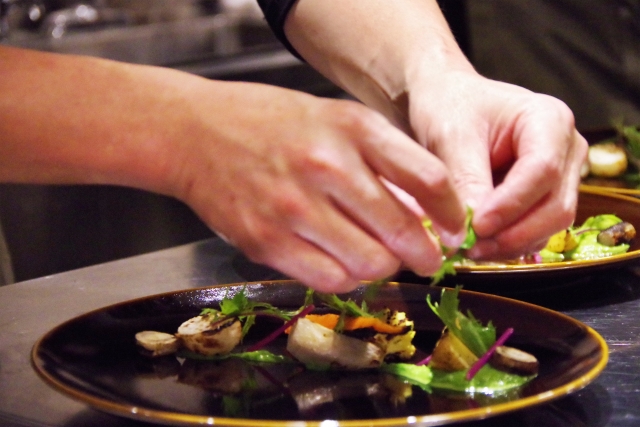 お皿に盛り付けする手元