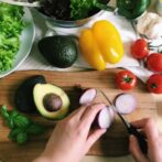 野菜を切る手元