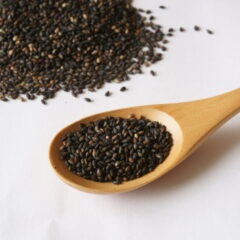 黒ゴマを食べる効果は？メリットや食べ過ぎるデメリットを解説