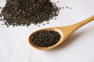 スプーンに入った黒ゴマ