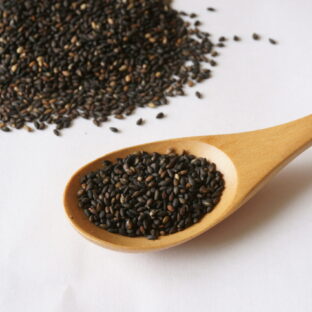 黒ゴマを食べる効果は？メリットや食べ過ぎるデメリットを解説