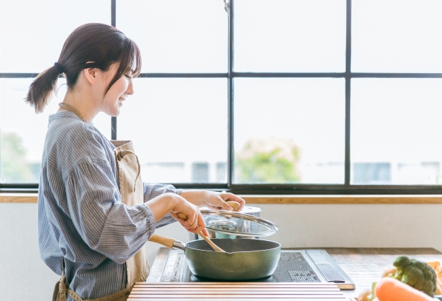 キッチンで料理をする女性