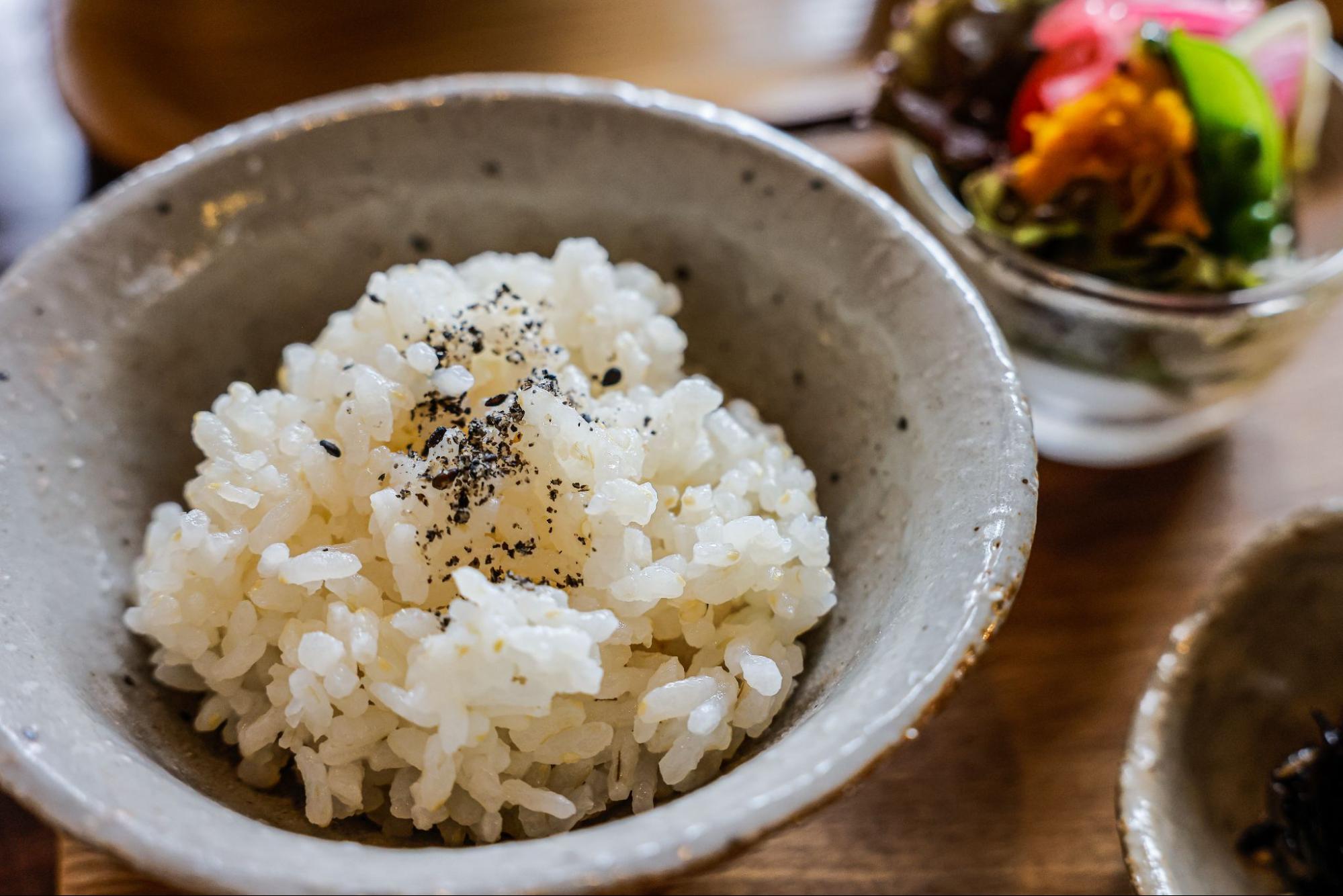 黒ゴマをかけたごはん