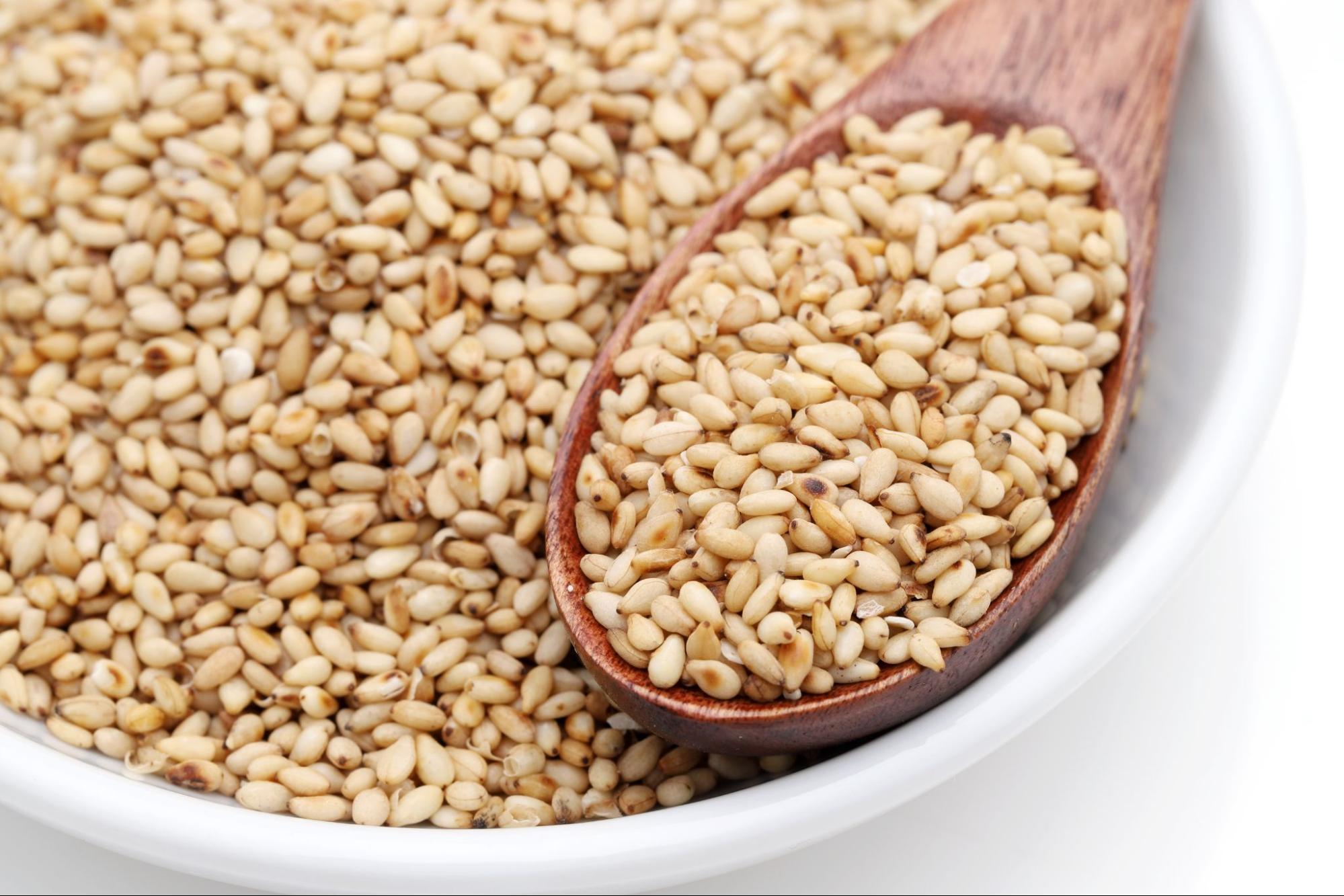 白ごまをすくうスプーン