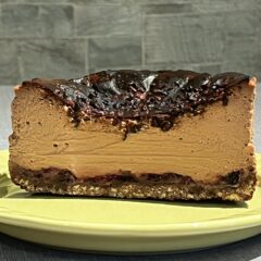 甘酸っぱさと濃厚さが重なる、ご褒美の一口。ロンドーネの“ラズベリーショコラバスクチーズケーキ”で贅沢時間を。