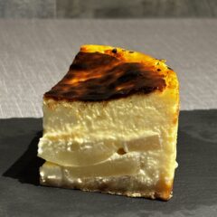 【売り切れ注意】7月だけの白桃バスクチーズケーキが人気沸騰中！通販でも話題の絶品スイーツ