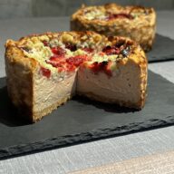 🎄【2024–2025最新版】クリスマスに選ぶべきチーズケーキはこれ！ 甘酸っぱい「イチゴのベイクドチーズケーキ」が大人気の理由🍓✨